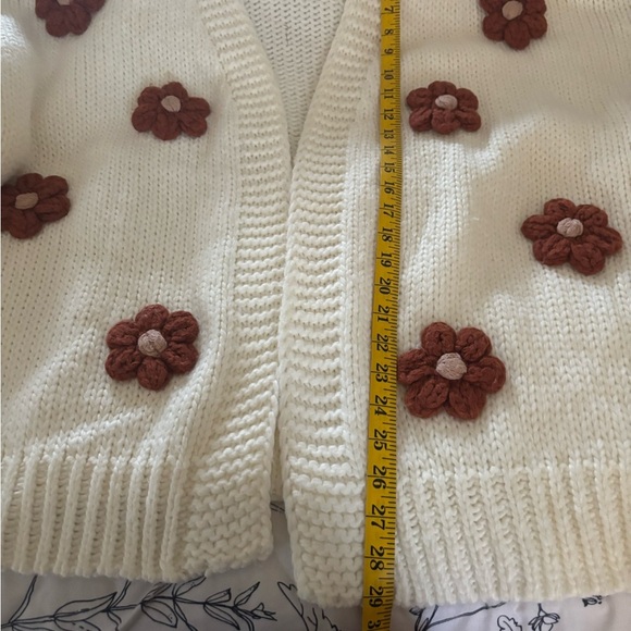 ARULA Cream oversized Cardigan with Tan Floral Details - Picture 7 of 8